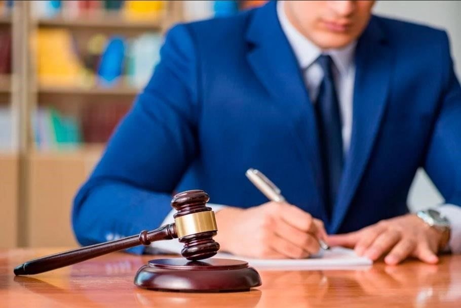 При подготовке ходатайства помощь адвоката включает в себя несколько важных аспектов: обеспечение надлежащего порядка оформления всей документации, консультирование по поводу правильных правовых актов, на которые необходимо ссылаться, и помощь в использовании специальной юридической терминологии. Адвокат также проведет заявителя через все необходимые этапы, убедится, что запрос составлен тщательно, а решение суда соответствует нормативной базе. Они также могут ответить на любые вопросы о статусе ребенка и последствиях для прав усыновителя.
